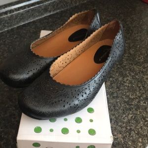 Earthies Bindi size 10 wide.